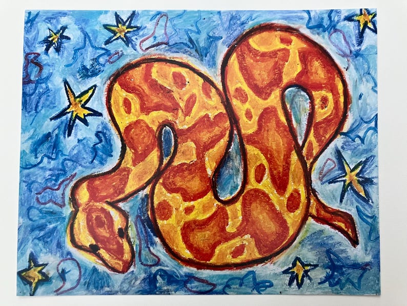 Pode incluir: Uma ilustra&ccedil;&atilde;o desenhada &agrave; m&atilde;o de uma cobra laranja e amarela brilhante sobre um fundo azul. A cobra est&aacute; enroscada e tem um padr&atilde;o de manchas. O fundo est&aacute; cheio de redemoinhos azuis e estrelas.