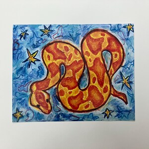 Pode incluir: Uma ilustra&ccedil;&atilde;o desenhada &agrave; m&atilde;o de uma cobra vermelha e amarela com um fundo azul e estrelas brancas.