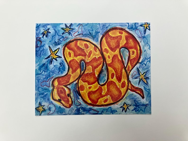 Pode incluir: Uma ilustra&ccedil;&atilde;o desenhada &agrave; m&atilde;o de uma cobra vermelha e amarela com um fundo azul e estrelas brancas.