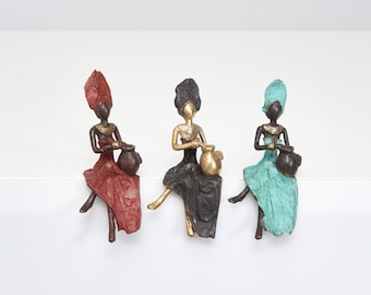 Sculpture en bronze "Femme assise avec amphore" de Soré | Unique, fait main et équitable au Burkina Faso