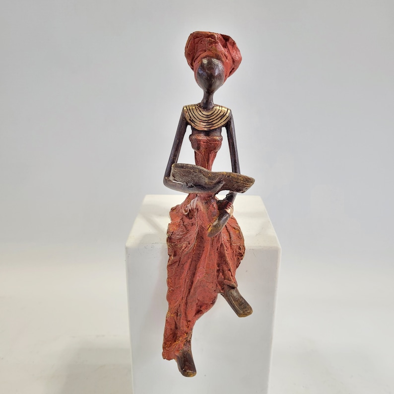 Bronze-Skulptur Femme qui lit by Hamed Nikiema 16 oder 23 cm handgemacht in Burkina Faso Rot