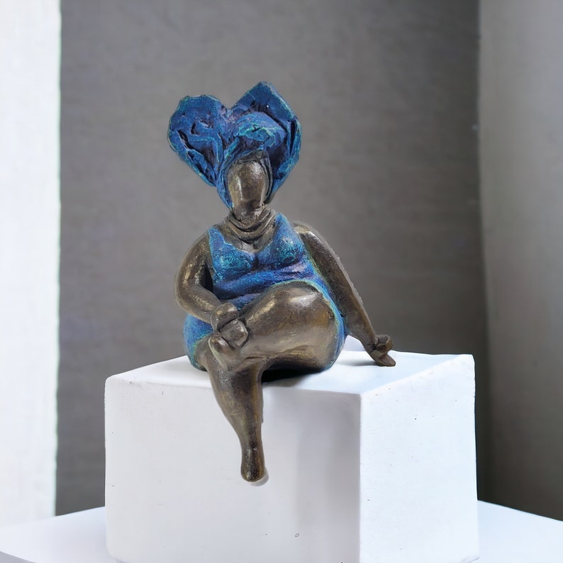 Sculpture en bronze Bobaraba Yolanda par Hamidou Unique, fait main et équitable Blau