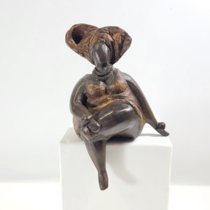 Sculpture en bronze Bobaraba Yolanda par Hamidou Unique, fait main et équitable Braun