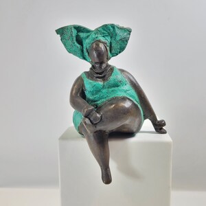 Sculpture en bronze Bobaraba Yolanda par Hamidou Unique, fait main et équitable Petrol