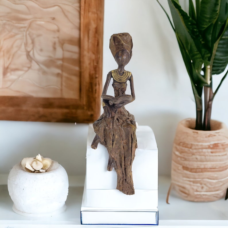 Bronze sculpture Femme qui lit by Hamed Nikiema 16 or 23 cm handmade in Burkina Faso image 2