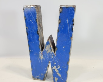 Lettre "W" fabriquée à partir de barils de pétrole recyclés | 22 ou 50 cm | différentes couleurs | Surcyclage | fait main et équitable