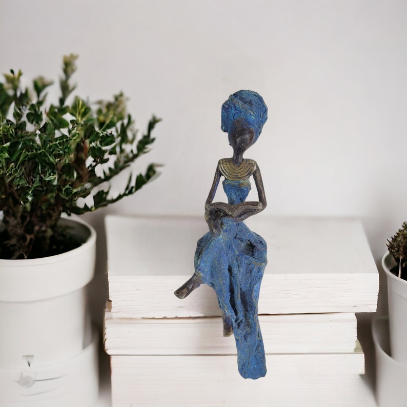 Bronze sculpture Femme qui lit by Hamed Nikiema 16 or 23 cm handmade in Burkina Faso Blau