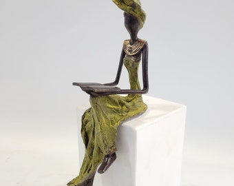 Bronze-Skulptur "Femme qui lit" by Hamed Nikiema | 16 oder 23 cm | handgemacht in Burkina Faso