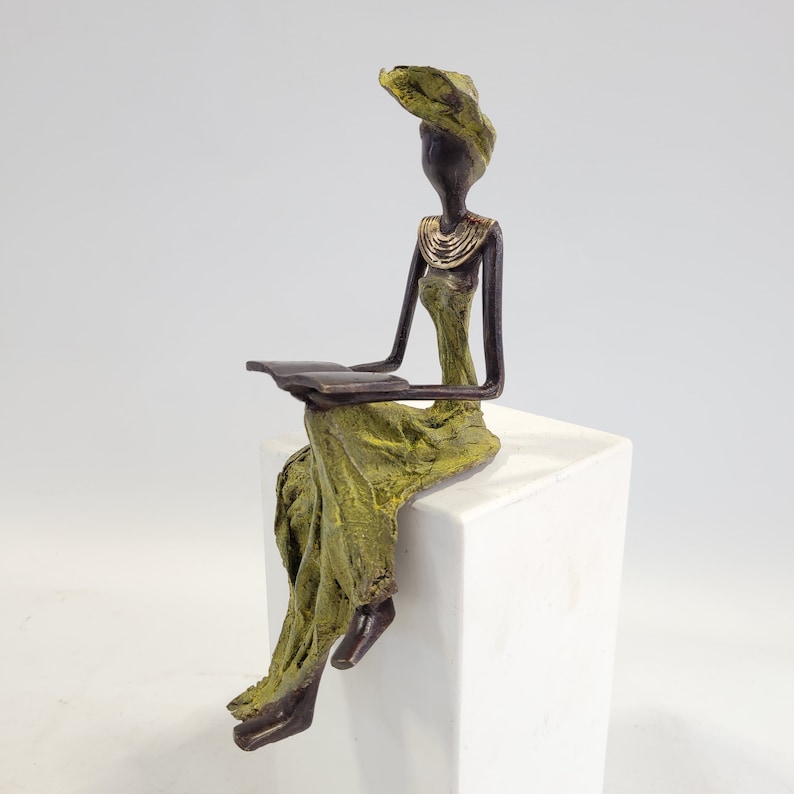 Bronze sculpture Femme qui lit by Hamed Nikiema 16 or 23 cm handmade in Burkina Faso Grün