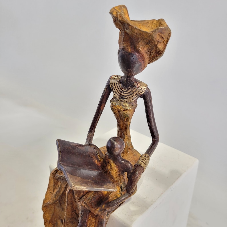 Bronze sculpture Femme qui lit by Hamed Nikiema 16 or 23 cm handmade in Burkina Faso Braun