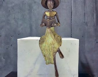 Sculpture en bronze "Femme assise avec livrée et chapeau" de Soré | Unique, fait main