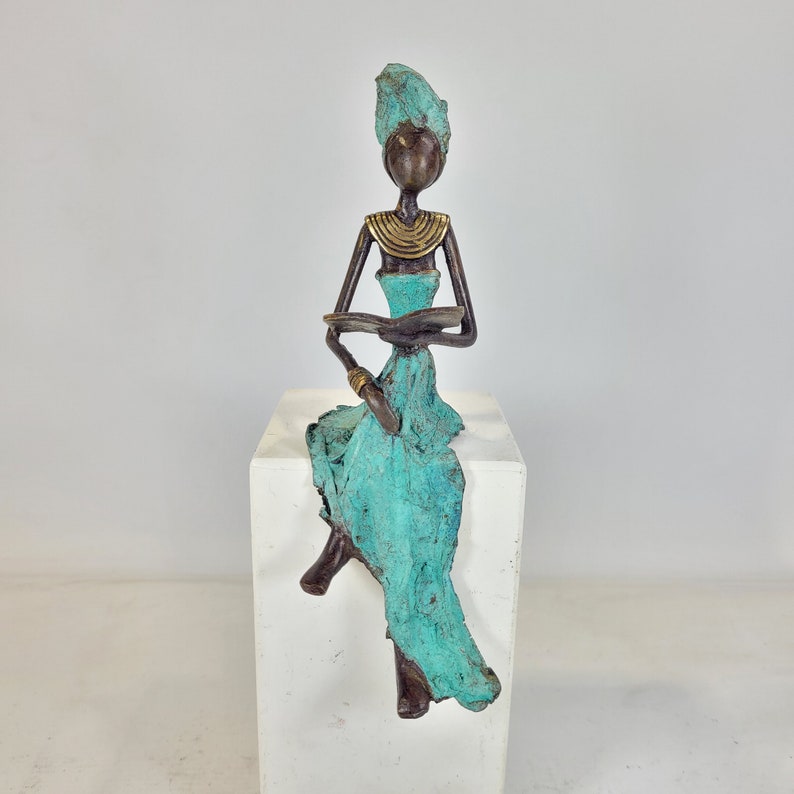 Bronze sculpture Femme qui lit by Hamed Nikiema 16 or 23 cm handmade in Burkina Faso Türkis