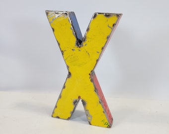 Lettre "X" fabriquée à partir de barils de pétrole recyclés | 22 ou 50 cm | différentes couleurs | Surcyclage | fait main et équitable