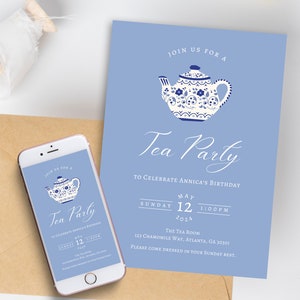 Pode incluir: Um convite para um chá da tarde em azul e branco com uma ilustração de um bule. O convite diz "Join us for a Tea Party to celebrate Annika's birthday. Domingo, 12 de maio de 2024, 1:00 PM. The Tea Room, 123 Chamomile Way, Atlanta, GA 30301. Por favor, venha vestido com suas melhores roupas de domingo."