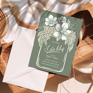 Pode incluir: Um cartão de convite verde com uma ilustração floral de um frasco de vidro cheio de flores brancas. O texto no cartão diz "Join us for an I do bbq in honor of Rylee & Asón, September 1, 2024 at 5pm, 123 Main Circle, Atlanta, GA 30301, RSVP is Linda by 8/25/2024".