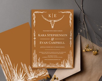 Könnte beinhalten: Eine Hochzeitseinladung im rustikalen Wüsten-Stil. Die Einladung zeigt eine weiße Silhouette eines Longhorn-Schädels mit Kakteen und Wüstenpflanzen. Der Text lautet "Gemeinsam mit ihren Familien laden Kara Stephenson & Evan Campbell Sie herzlich zu ihrer Hochzeit ein, Samstag, den 28. Juni 2025 um 17:00 Uhr, The Perfect Venue, 10 Perfect Venue Way, Atlanta, GA, www.yourweddingwebsite.com".