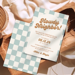 Peut inclure: Une carte d'invitation à carreaux blancs et bleus avec le texte "Howdy Neighbor!" dans une police rétro. L'invitation est pour un barbecue de rencontre le samedi 15 juin 2024 à 14h00. L'adresse est 123 Neighborly Way, Atlanta, GA 30301.