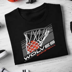 Könnte beinhalten: Schwarzes T-Shirt mit einem Basketballnetz-Design und einem Basketball. Der Text lautet "WOLVES BASKETBALL" in Weiß und Rot. Das Shirt ist ein Rundhals-Stil, geeignet für Freizeitkleidung.