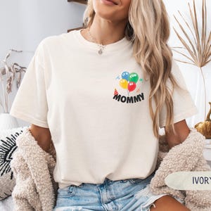 K&ouml;nnte beinhalten: Handgefertigtes Holzschild mit dem Text "Willkommen" in einer verspielten Schriftart. Das Schild ist wei&szlig; lackiert mit einem Used-Look und zeigt ein Blumendesign in Rosa- und Gr&uuml;nt&ouml;nen. Es ist etwa 30 cm breit.