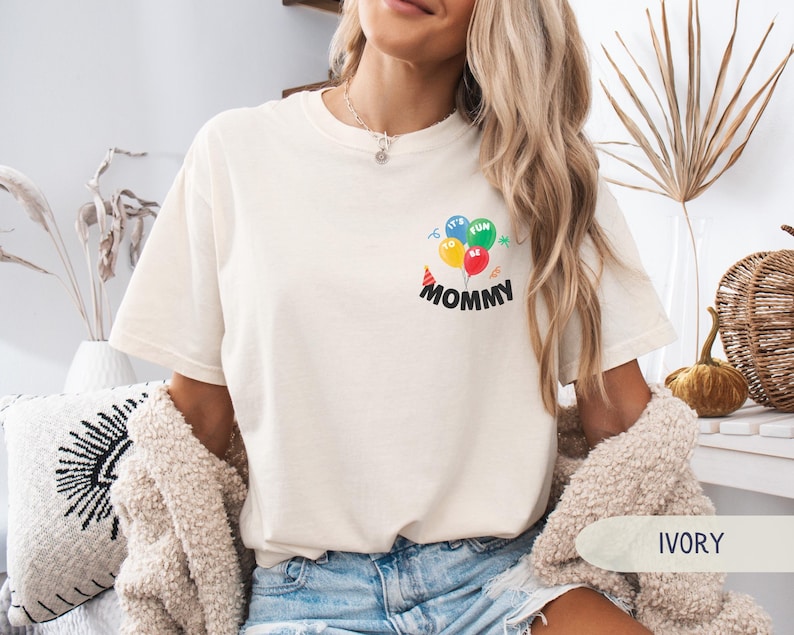 K&ouml;nnte beinhalten: Handgefertigtes Holzschild mit dem Text "Willkommen" in einer verspielten Schriftart. Das Schild ist wei&szlig; lackiert mit einem Used-Look und zeigt ein Blumendesign in Rosa- und Gr&uuml;nt&ouml;nen. Es ist etwa 30 cm breit.