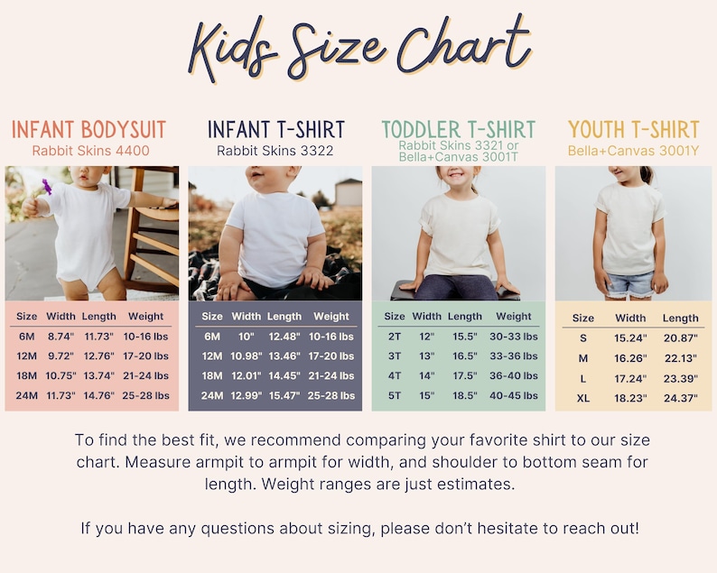 Pu&ograve; includere: Una tabella di taglie per abbigliamento per bambini, con una maglietta bianca su un modello per ogni categoria di taglia. La tabella include le misure di taglia, larghezza, lunghezza e peso in pollici e libbre. I marchi elencati sono Rabbit Skins e Bella+Canvas.