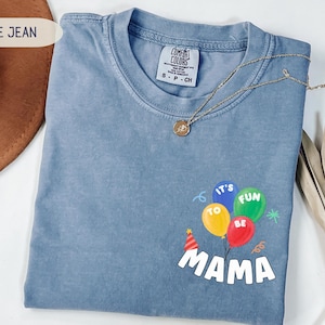 Es macht Spaß, ein Geburtstagsfamilien-Shirts zu sein, Ballon-Geburtstags-Mamma-Dada-T-Stück, personalisierter erster Geburtstag passender Komfortfarben-Hemd Blue Jean