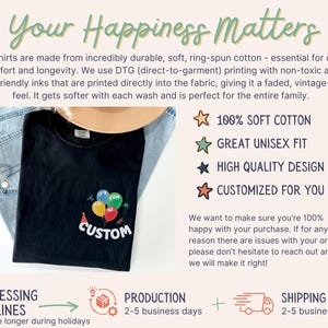 K&ouml;nnte beinhalten: Schwarzes T-Shirt mit einer bunten Ballon-Grafik und dem Wort "CUSTOM" in Wei&szlig;. Das Shirt wird auf einer Jeans und einem beigen Hut pr&auml;sentiert. Der Text "Your Happiness Matters" steht oben.