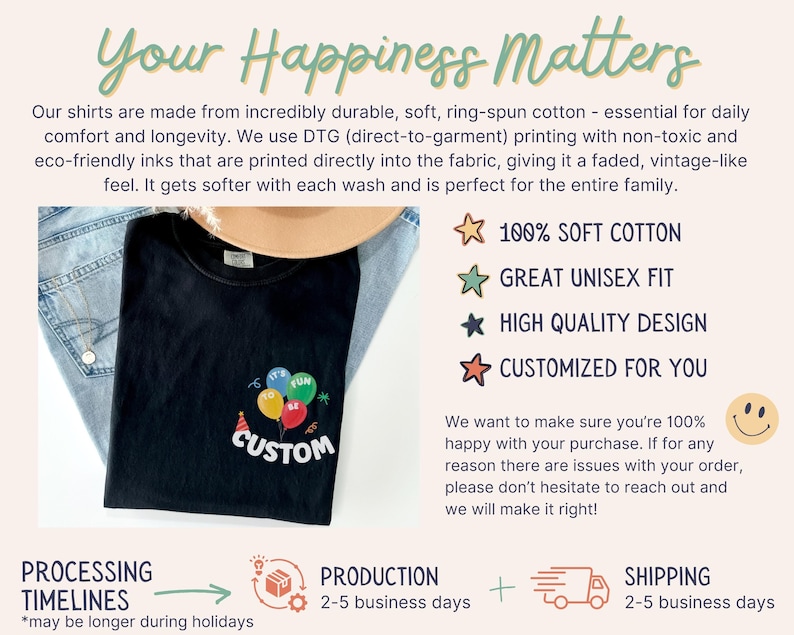 K&ouml;nnte beinhalten: Schwarzes T-Shirt mit einer bunten Ballon-Grafik und dem Wort "CUSTOM" in Wei&szlig;. Das Shirt wird auf einer Jeans und einem beigen Hut pr&auml;sentiert. Der Text "Your Happiness Matters" steht oben.
