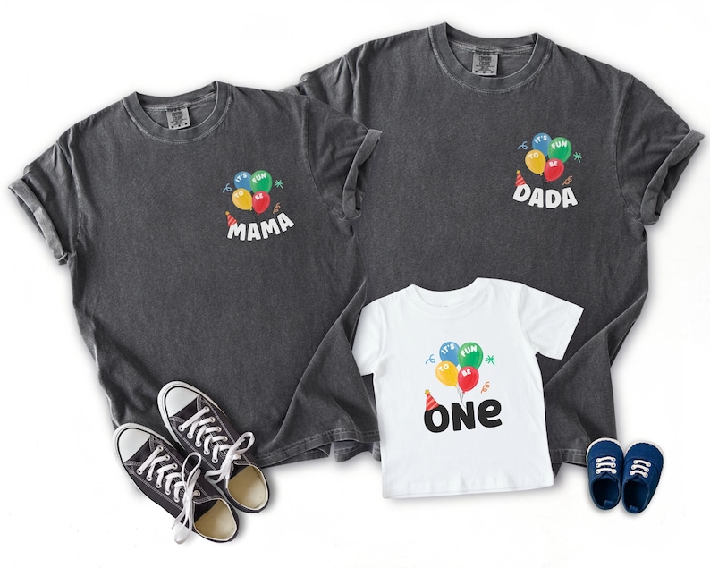 Es macht Spaß, ein Geburtstagsfamilien-Shirts zu sein, Ballon-Geburtstags-Mamma-Dada-T-Stück, personalisierter erster Geburtstag passender Komfortfarben-Hemd Pepper