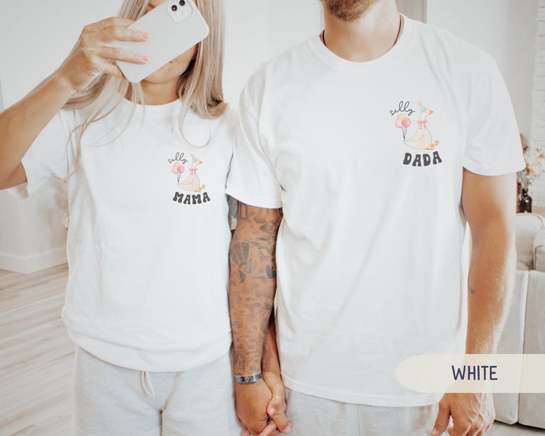 Pu&ograve; includere: Magliette bianche con un simpatico design di oche a cartoni animati. Le magliette dicono "silly mama" e "silly dada" in testo nero.