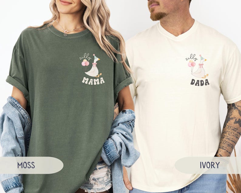 Pu&ograve; includere: Due t-shirt con un cartone animato di un'oca che indossa un cappello da festa e tiene dei palloncini. La maglietta verde dice "silly mama" e la maglietta avorio dice "silly dada".