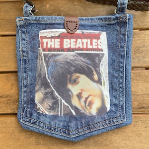 Du liebst die Beatles? Diese Geldbörse ist perfekt für Sie oder als einzigartiges Geschenk. Paul und John Taschen. Gefüttert, Lederdruckknopf. Süß!