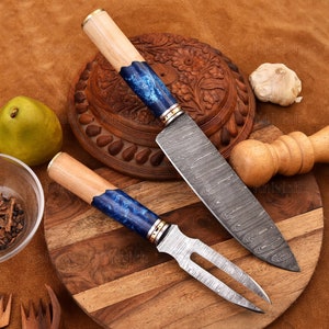 bbq knives set 
fork chef knife bbq fork steak knives bbq stea Damascus steel knives Handmade knives
Home bbq
Grilling knives grill  bbq lovers steak  beef,barbeque yummy brisket  ribs,set Wedding gift Hand made knife Thanksgiving gift Christmas gift
Precision forged Damascus steel blade paired with a matching meat fork for clean, thin slices.
long, narrow blade designed for slicing large cuts like roasts, turkey, ham
A carving fork two-tined fork that holds the meat steady while you carve