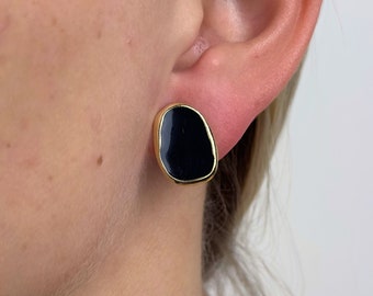 Boucles d'oreilles irrégulières en onyx noir | Boucles d'oreilles uniques en pierre d'onyx | | clous minimalistes | Clous noirs et dorés | Clous d'oreilles | Boucles d'oreilles femme