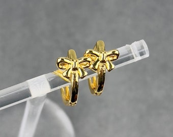 Lindos pendientes de aro de cinta de oro / Pendientes minimalistas de vacaciones Bowknot delicados / Pendientes de aro de bowknot de cinta de oro / Delicados aros diminutos