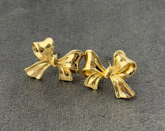 Elegantes aretes de nudo de lazo de cinta / lindos aretes de cinta de oro / pendientes de bowknot minimalistas para hija / joyería de cinta delicada