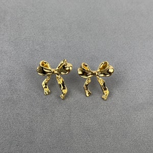 Jolies boucles d'oreilles en ruban d'or Boucles d'oreilles minimalistes en forme de nœud papillon pour fille Bijoux délicats en ruban Boucles d'oreilles élégantes avec nœud et ruban image 1