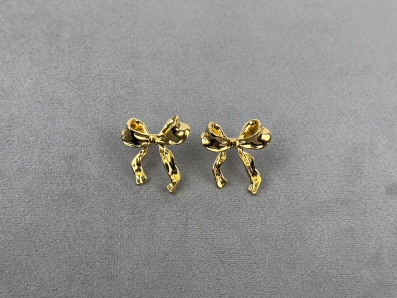 Jolies boucles d'oreilles en ruban d'or Boucles d'oreilles minimalistes en forme de nœud papillon pour fille Bijoux délicats en ruban Boucles d'oreilles élégantes avec nœud et ruban image 1