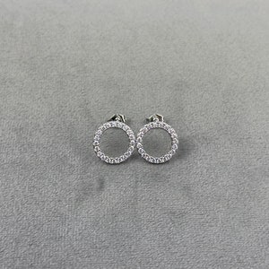 Clous d'oreilles ronds Puces d'oreilles petit cercle Boucles d'oreilles rondes Boucles d'oreilles minimalistes Boucles d'oreilles cercle éblouissantes polyvalentes Cadeau pour elle image 2