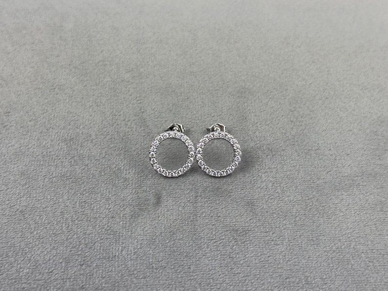 Clous d'oreilles ronds Puces d'oreilles petit cercle Boucles d'oreilles rondes Boucles d'oreilles minimalistes Boucles d'oreilles cercle éblouissantes polyvalentes Cadeau pour elle image 2