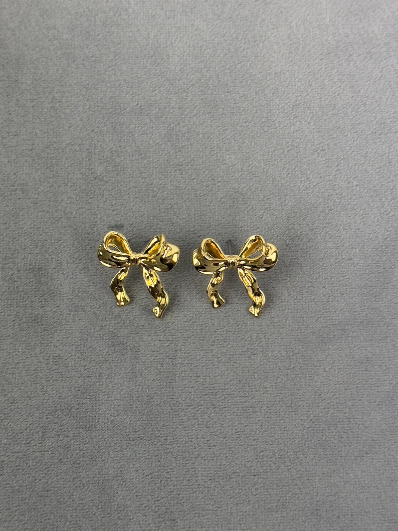 Jolies boucles d'oreilles en ruban d'or Boucles d'oreilles minimalistes en forme de nœud papillon pour fille Bijoux délicats en ruban Boucles d'oreilles élégantes avec nœud et ruban image 3