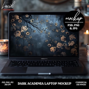 Puede incluir: Una maqueta de computadora portátil con temática de academia oscura con una pantalla negra que muestra un fondo de pantalla digital de un bosque oscuro con acentos florales dorados. La computadora portátil está sobre una superficie oscura con velas en el fondo. El texto "DARK ACADEMIA LAPTOP MOCKUP" está en la parte inferior de la imagen.