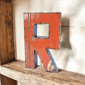 Letra "R" hecha de barriles de petróleo reciclados | 22 o 50 cm | diferentes colores