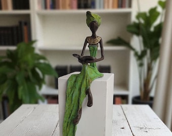 Bronze sculpture &quot;Femme qui lit&quot; by Hamed Nikiema | 28cm