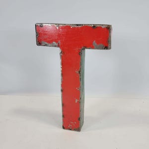Letra "T" hecha de barriles de petróleo reciclados | 22 o 50 cm | diferentes colores