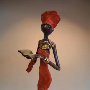 Bronze-Skulptur "Femme avec livre" by Karim | verschiedene Größen und Farben