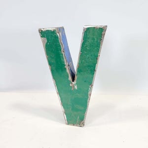 Letra “V” feita a partir de barris de petróleo reciclados | 22 ou 50 cm | cores diferentes