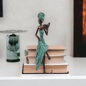 Bronzen sculptuur "Femme qui lit" van Karim Sana | verkrijgbaar in diverse maten en kleuren