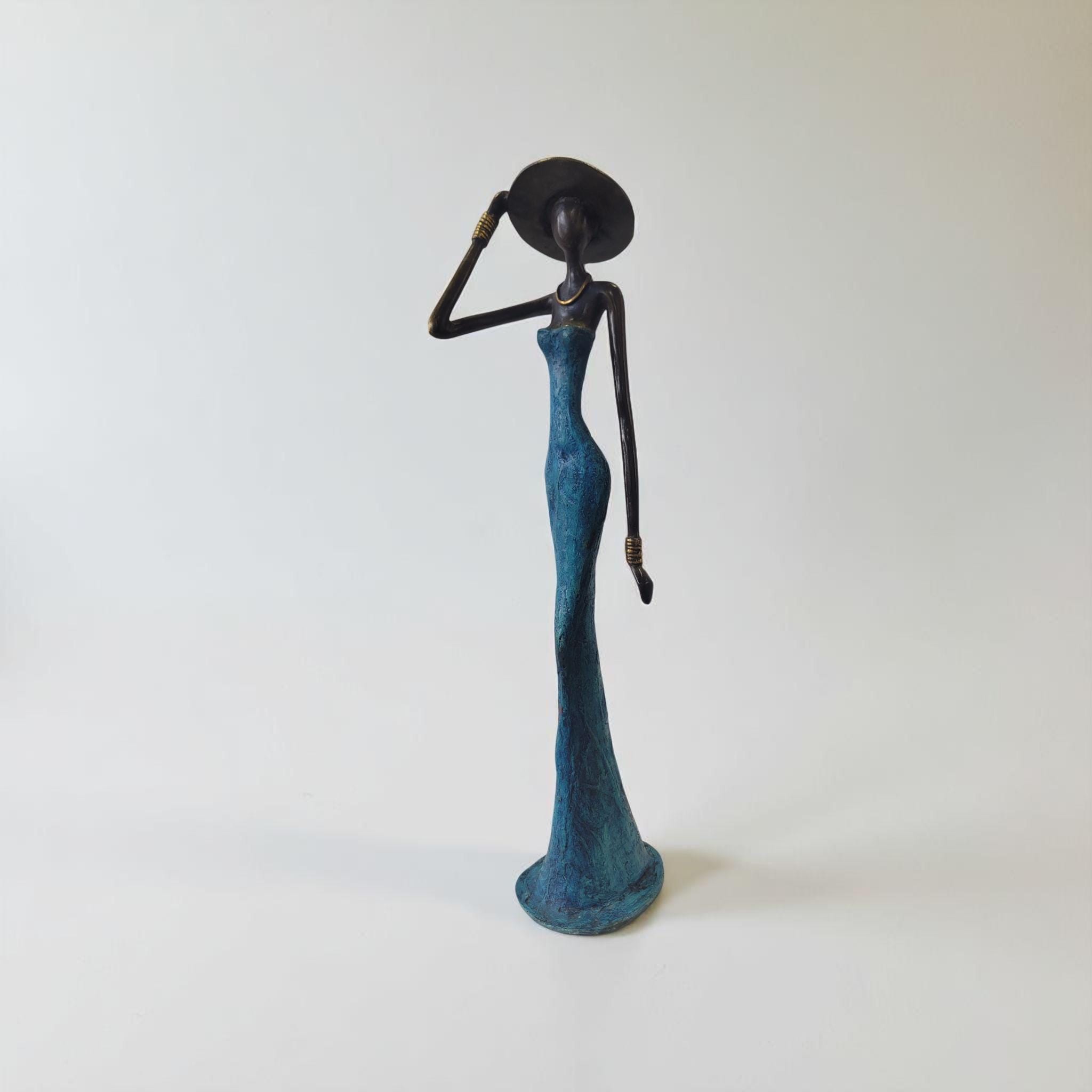 Femme élégante by Alain Soré (2025), bronze, unique | 50cm | 2.5kg