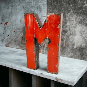 Letra "M" feita de barris de petróleo reciclados | 22 ou 50 cm | cores diferentes